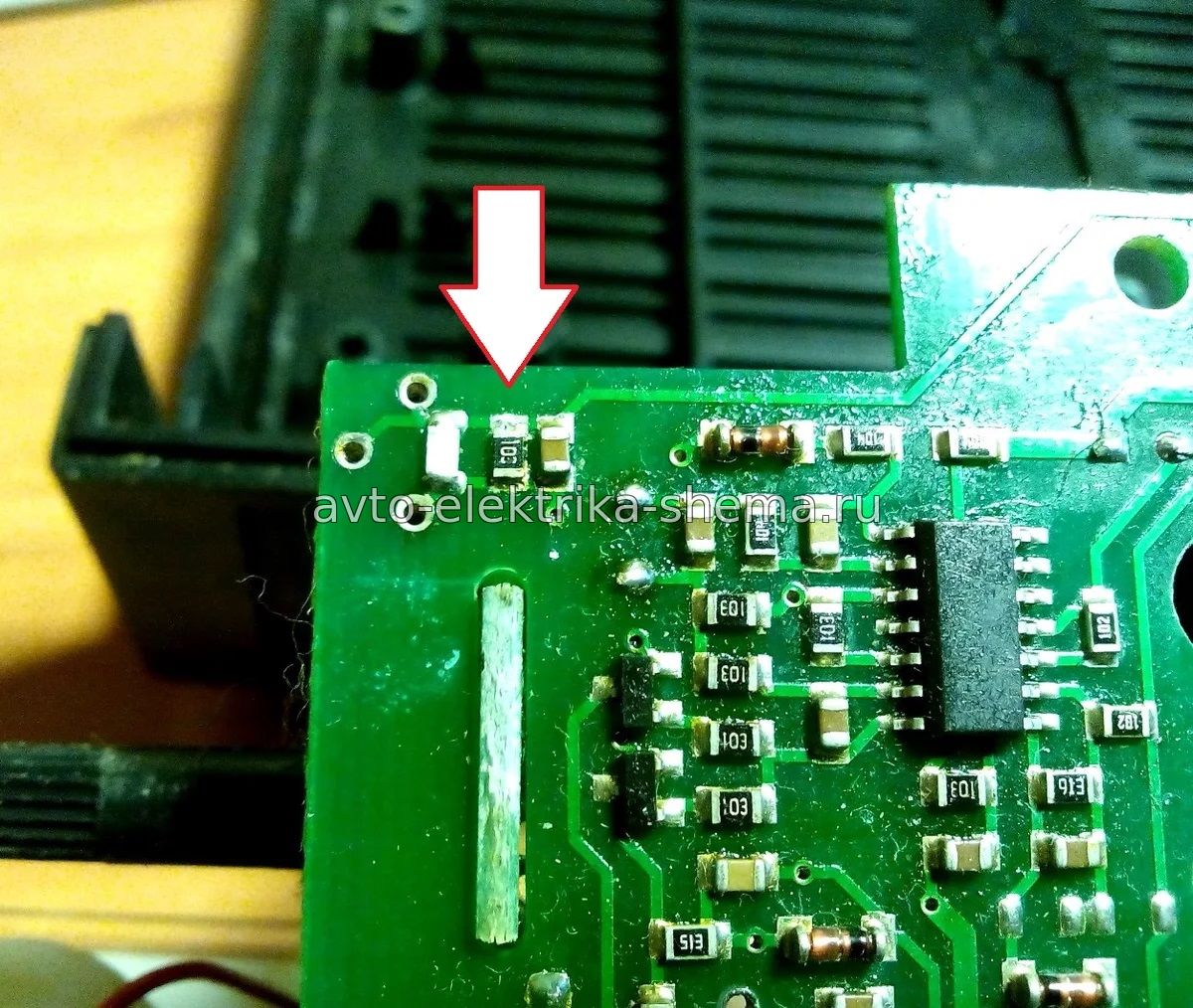 нужно удалить резистор, который заменяет переменное сопротивление, но выставлен на максимальное значение