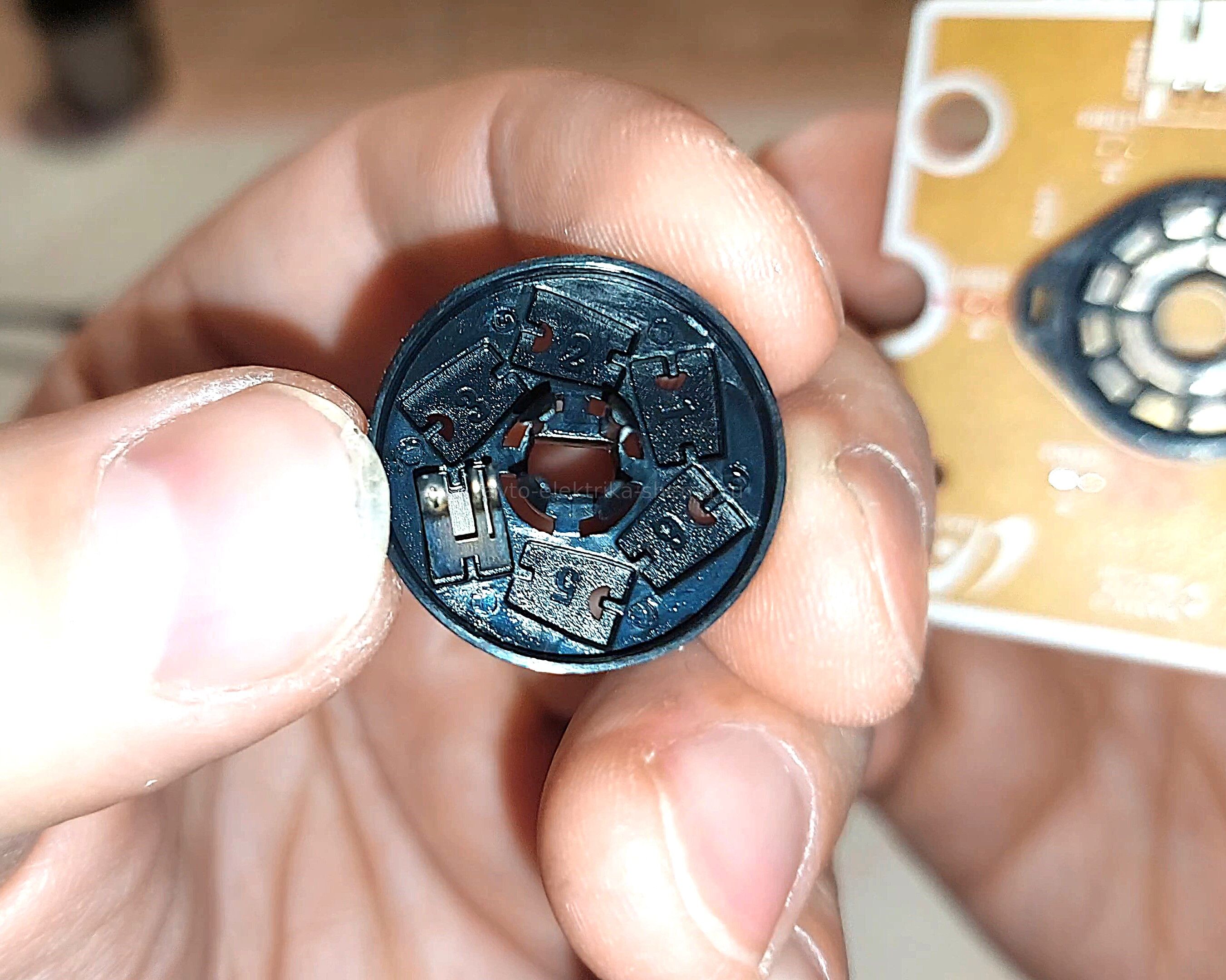 Контакт в ячейке 4