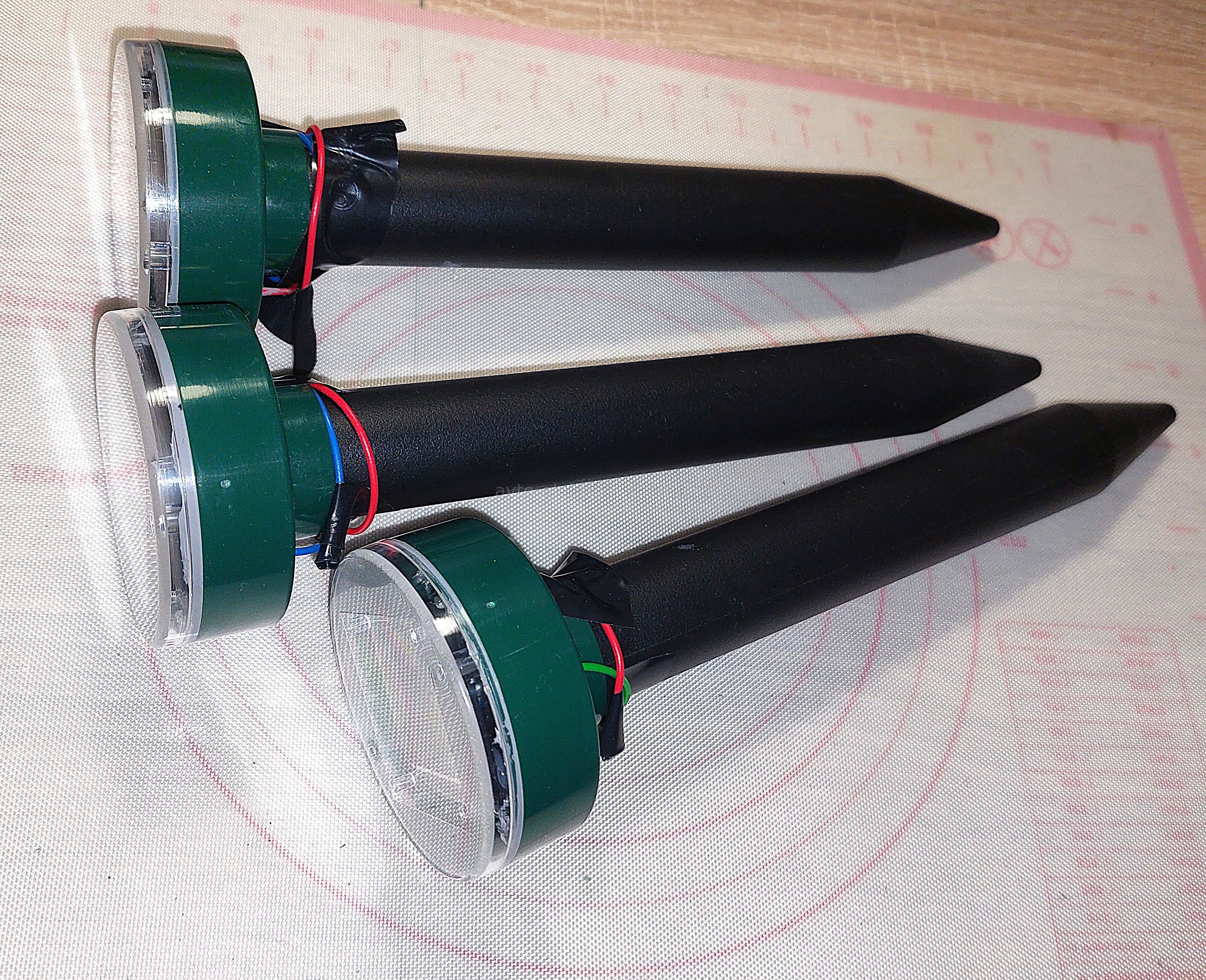 Стекло приклеено на герметик