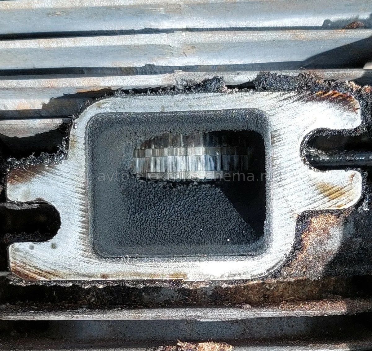 Выпускное окно цилиндра, видно поршень и кольца