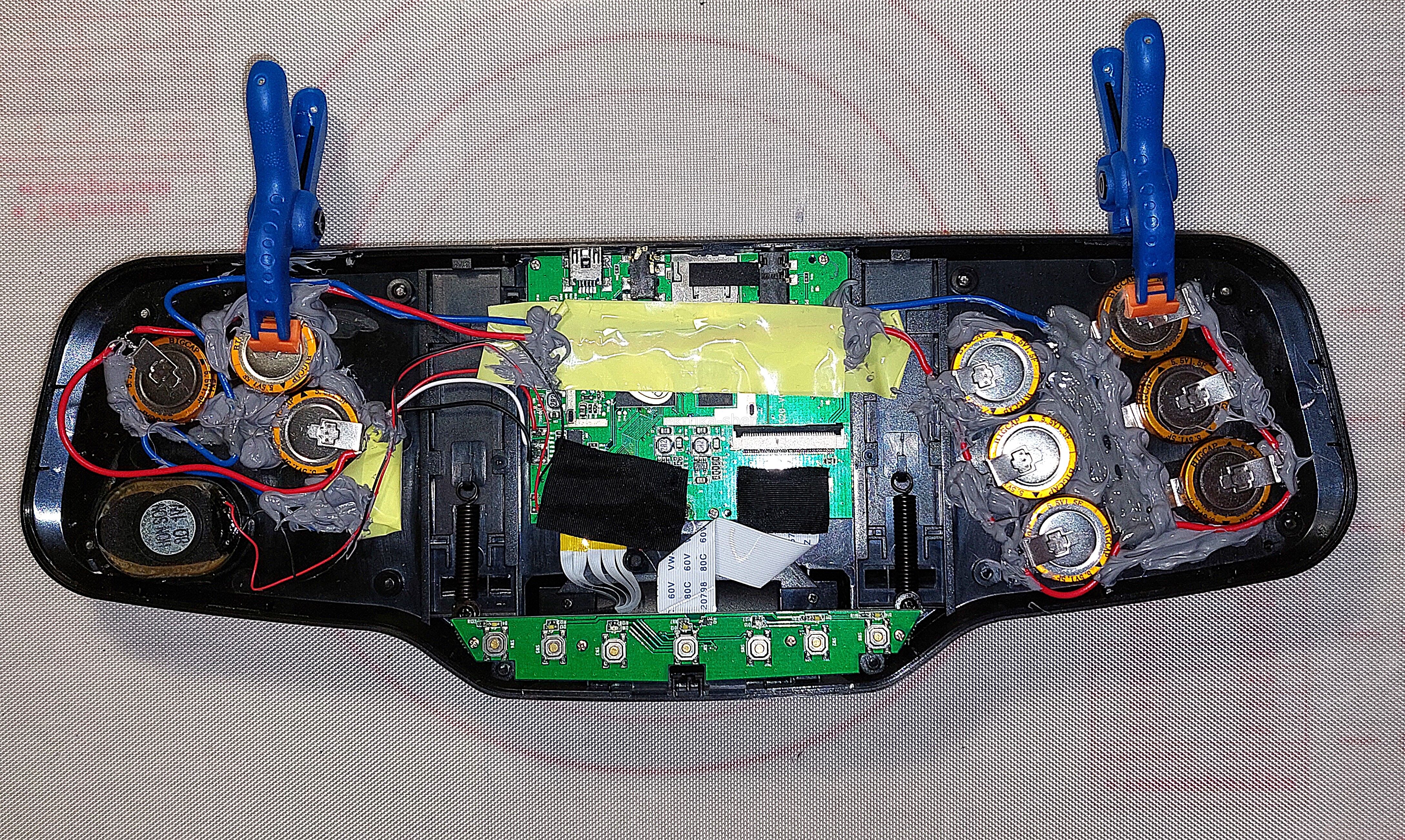 Приклеивание конденсаторов